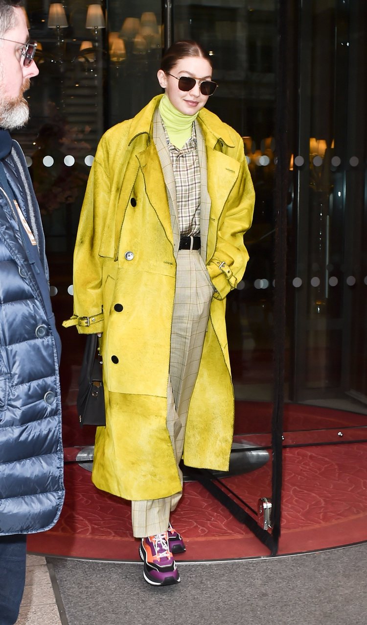 Gigi Hadid con un look de superposición de prendas excesivo