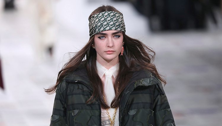 Estilo tomboy combinado con abrigo de camuflaje  otoño/ invierno 2020-2021 Dior