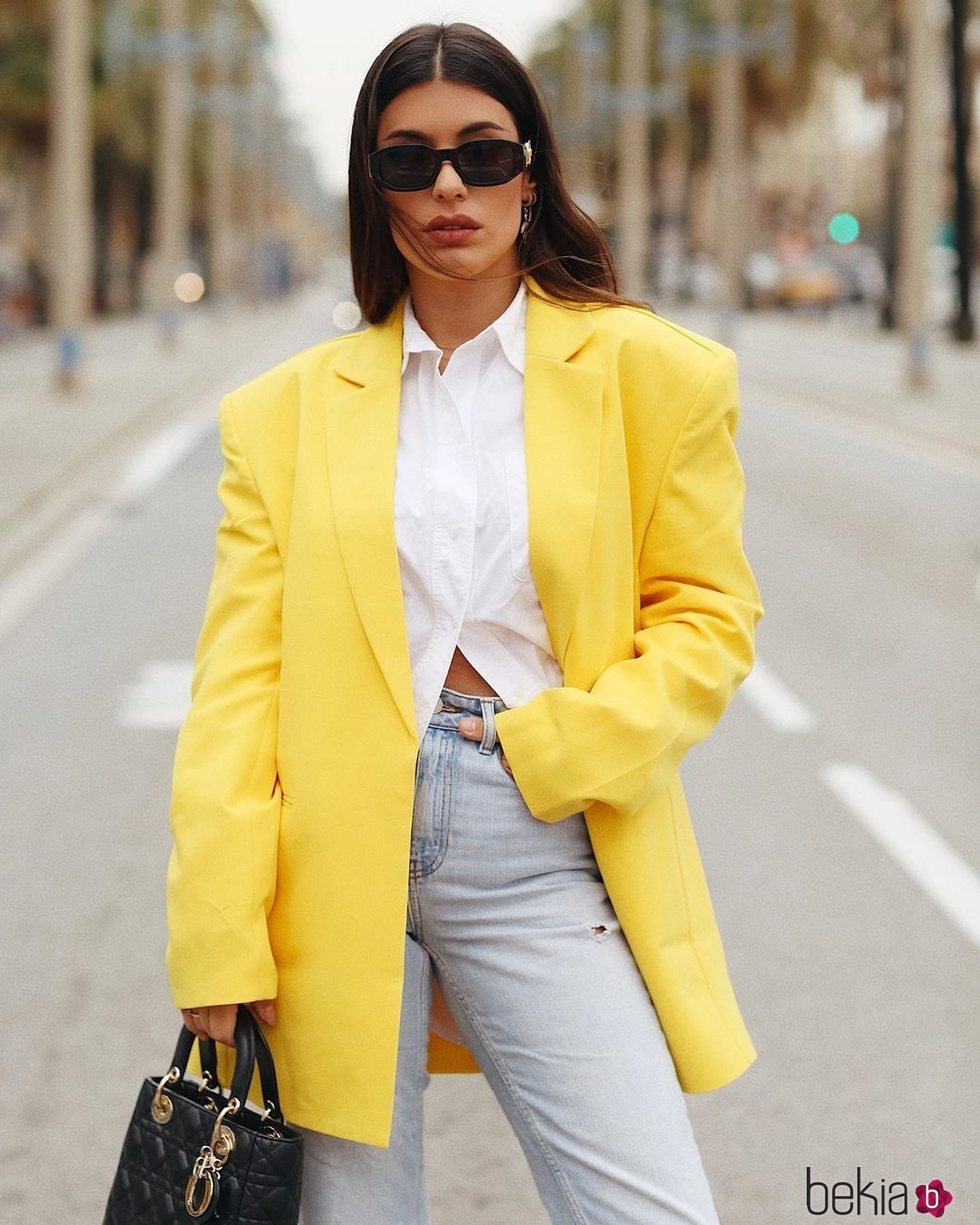 Dulceida con una americana amarilla over size de Asos