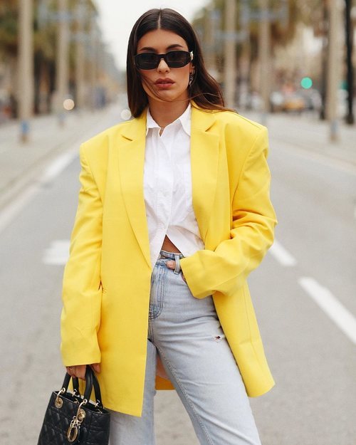 Dulceida con una americana amarilla over size de Asos