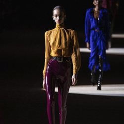 Camisa con lazada y pantalones de vinilo otoño/ invierno 2020-2021 Saint Laurent