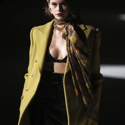 Blazer con doble botonadura y falda de vinilo otoño/ invierno 2020-2021 Saint Laurent