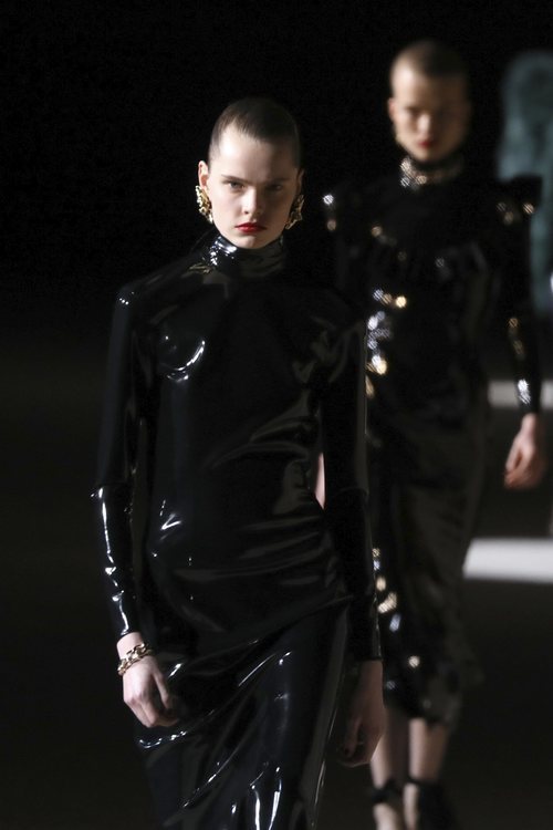 Vestido negro de vinilo otoño/ invierno 2020-2021 Saint Laurent