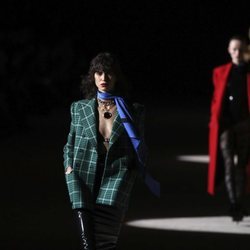 Blazer de cuadros y falda de vinilo otoño/ invierno 2020-2021 Saint Laurent