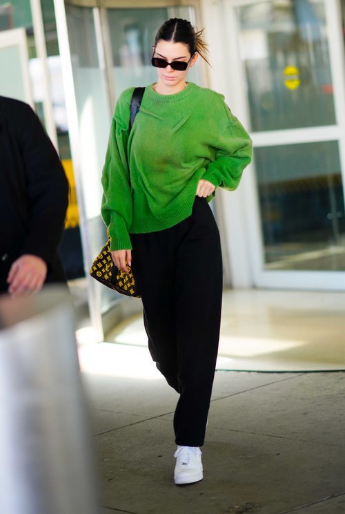 Kendall Jenner luce un atuendo descuidado en el aeropuerto de Los Ángeles