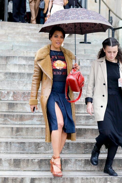 Zita Hanrot con un outfit desastroso en el desfile de Chloé en París