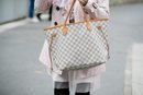 Bolso de la firma Louis Vuitton en versión oversize
