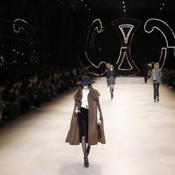 Modelos en el desfile otoño/ invierno 2020-2021 de Celine