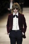 Camisa con chorreras y blazer de terciopelo otoño/ invierno 2020-2021 de Celine