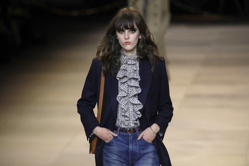 Camisa con volantes y blazer de raya diplomática otoño/ invierno 2020-2021 de Celine