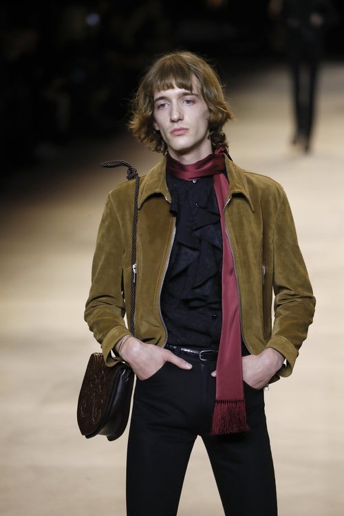 Camisa con chorreras, pañuelo y chaqueta de ante otoño/ invierno 2020-2021 de Celine