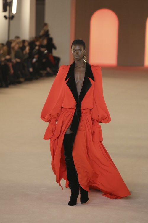 Vestido fluido con botas otoño/ invierno 2020-2021 de Balmain
