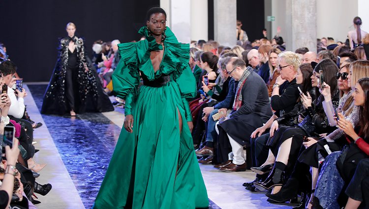 Vestido largo verde esmeralda otoño/ invierno 2020-2021 de Elie Saab