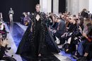 Capa y traje de corte sastre ajustado otoño/ invierno 2020-2021 de Elie Saab