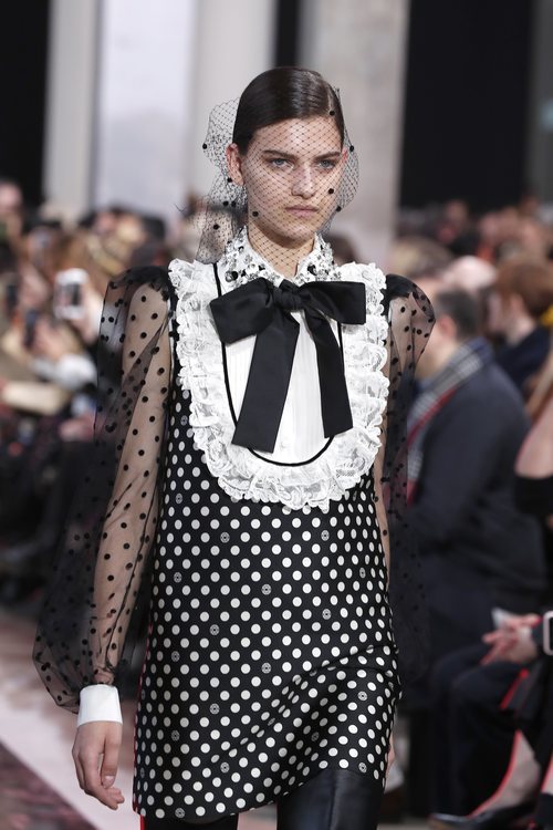 Vestido de lunares y tocado otoño/ invierno 2020-2021 de Elie Saab
