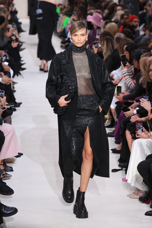 Abrigo, falda asimétrica y blusa brillantes otoño/ invierno 2020-2021 de Valentino