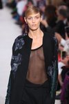 Blusa transparente y capa estampada otoño/ invierno 2020-2021 de Valentino