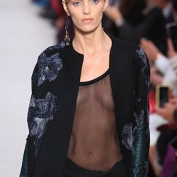 Blusa transparente y capa estampada otoño/ invierno 2020-2021 de Valentino