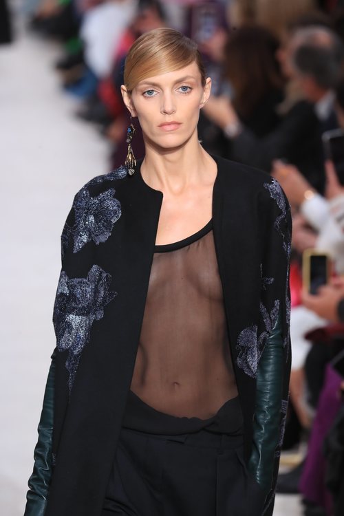 Blusa transparente y capa estampada otoño/ invierno 2020-2021 de Valentino
