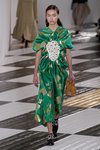 Vestido verde con detalle en el torso en el desfile otoño/invierno 2020-2021 de Loewe