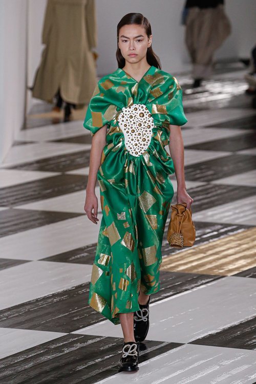 Vestido verde con detalle en el torso en el desfile otoño/invierno 2020-2021 de Loewe