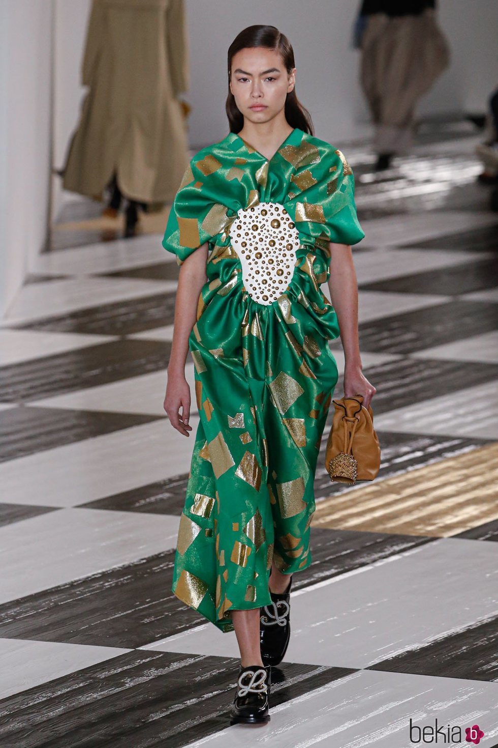 Vestido verde con detalle en el torso en el desfile otoño/invierno 2020-2021 de Loewe
