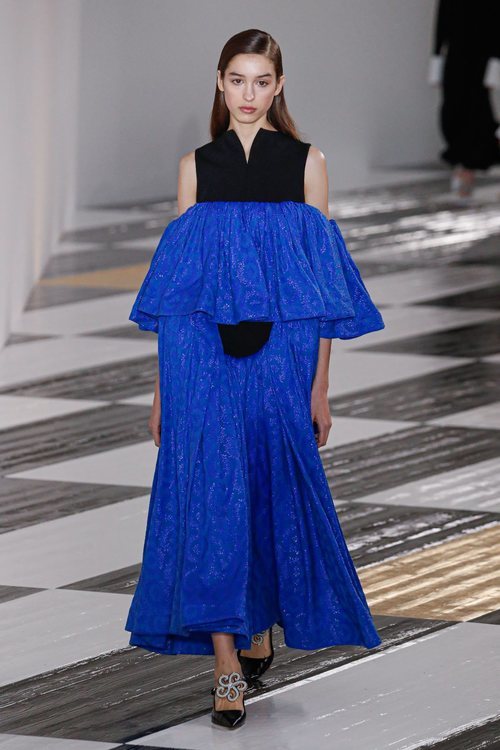 Vestido midi con detalles de volantes en azul klein en el desfile otoño/invierno 2020-2021 de Loewe