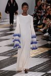 Vestido largo beige de punto con mangas joya en el desfile otoño/invierno 2020-2021 de Loewe