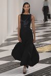 Vestido negro largo con volumen en el desfile otoño/invierno 2020-2021 de Loewe