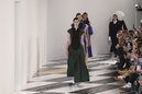 Carrusel de modelos en el desfile otoño/invierno 2020-2021 de Loewe