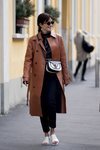 Gala González con un bolso bandolera de piel de la colección Timeless primavera/verano 2020 de Tod's