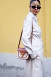 Denni Elias con un bolso bandolera marrón de la colección Timeless primavera/verano 2020 de Tod's