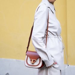Denni Elias con un bolso bandolera marrón de la colección Timeless primavera/verano 2020 de Tod's
