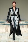 Vestido de cuero negro otoño/ invierno 2020-2021 de McQueen