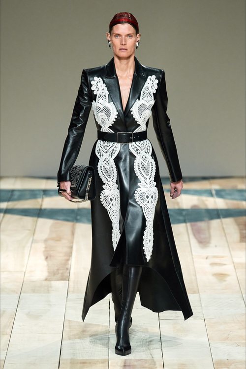 Vestido de cuero negro otoño/ invierno 2020-2021 de McQueen