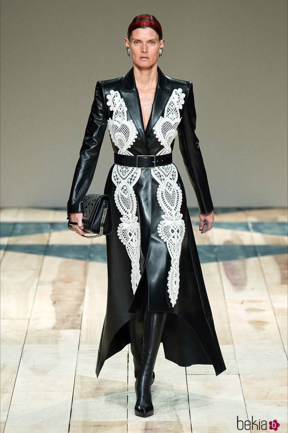 Vestido de cuero negro otoño/ invierno 2020-2021 de McQueen