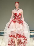 Vestido de tul con detalles en rojo otoño/ invierno 2020-2021 de McQueen