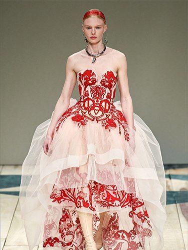 Vestido de tul con detalles en rojo otoño/ invierno 2020-2021 de McQueen
