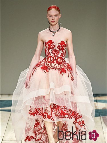Vestido de tul con detalles en rojo otoño/ invierno 2020-2021 de McQueen