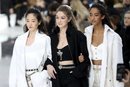 Carrusel de modelos encabezadas por Gigi Hadid otoño/ invierno 2020-2021 Chanel