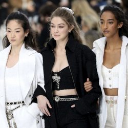 Carrusel de modelos encabezadas por Gigi Hadid otoño/ invierno 2020-2021 Chanel