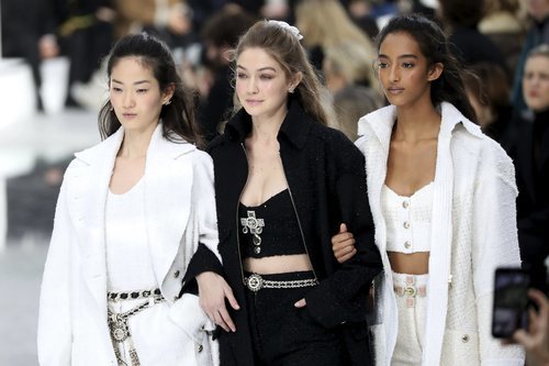 Carrusel de modelos encabezadas por Gigi Hadid otoño/ invierno 2020-2021 Chanel