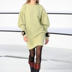 Vestido teñido en verde pálido con detalles en los puños otoño/ invierno 2020-2021 Chanel