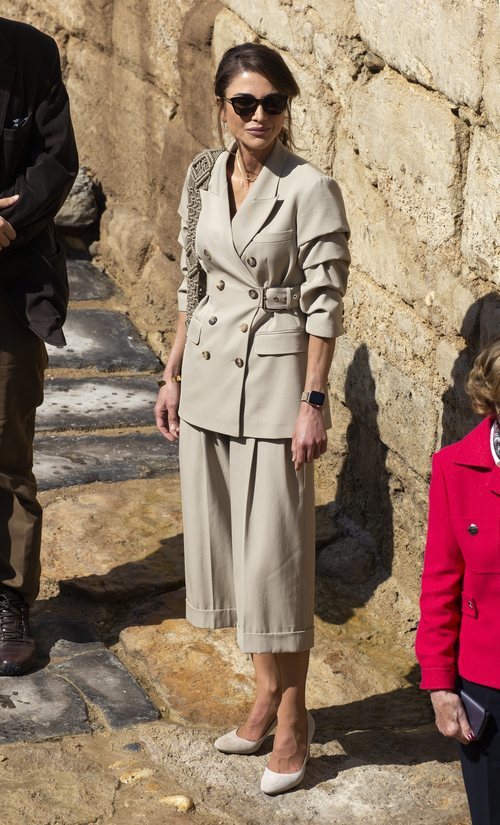 Rania de Jordania con un look estilo exploradora compuesto de americana y bermudas