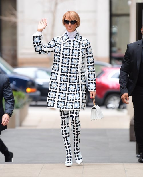 Céline Dion con un abrigo y medias de Moncler x Richard Quinn otoño/invierno 2020-2021