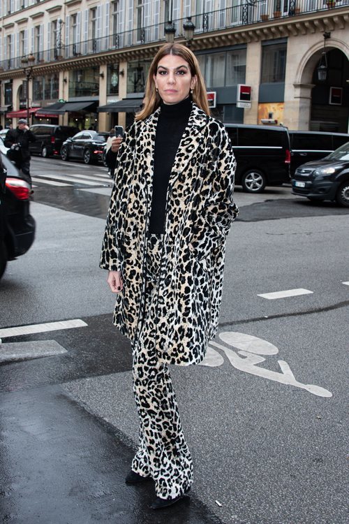 Bianca Brandolini con un total look animal print en el desfile de Giambatistta Valli