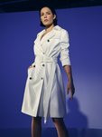 Gabardina blanca de la colección primavera 2020 de DKNY