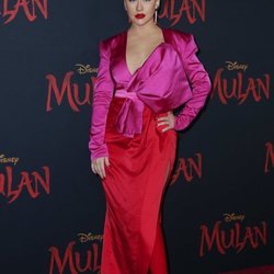 Chistina Aguilera apuesta por el color block para la premiere de 'Mulan' en Los Ángeles