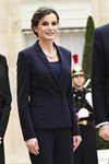 La Reina Letizia con un total look azul turquí en su visita oficial a París