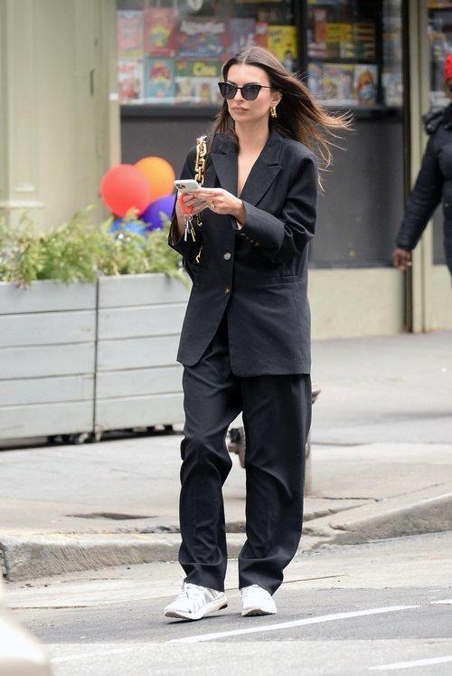 Emily Ratajkowski luce un look overside divino